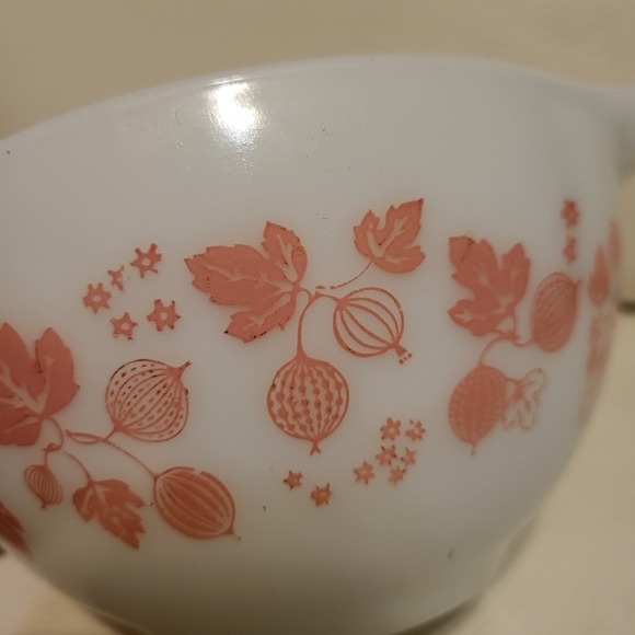 1 1/2 PT Cinderella Gooseberry Pink pattern Pyrex bowl - Picture 9 of 9
